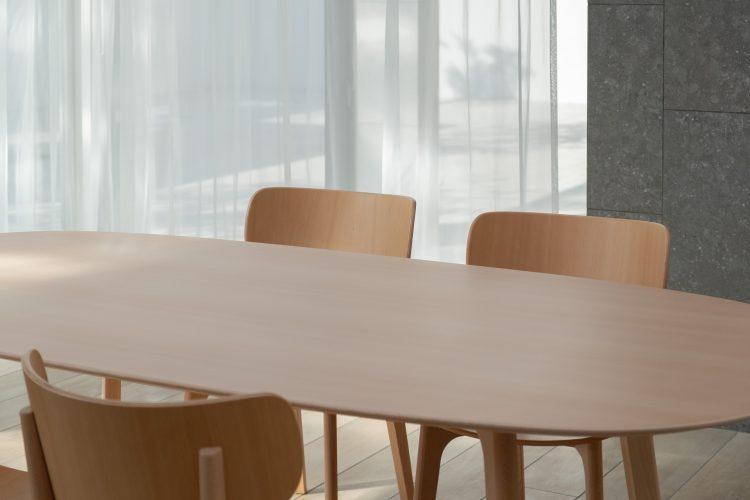 柔らかい木のダイニングテーブル