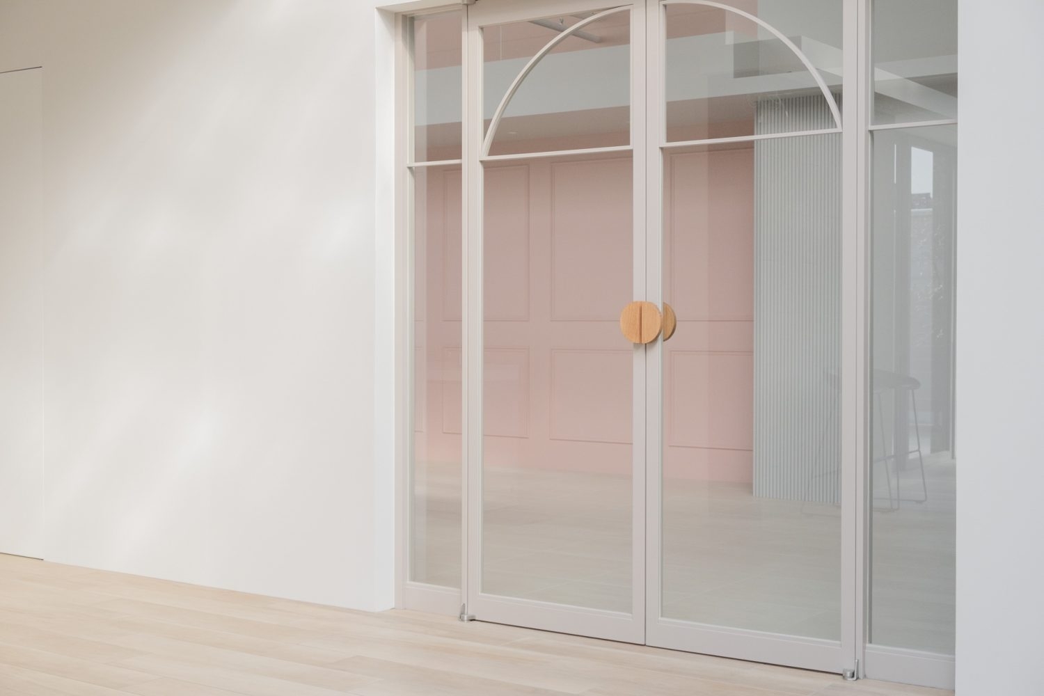 印象的なガラス扉