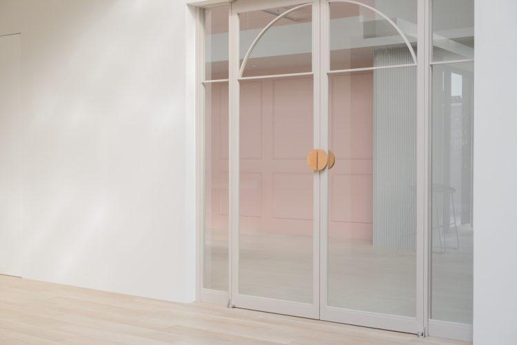 印象的なガラス扉