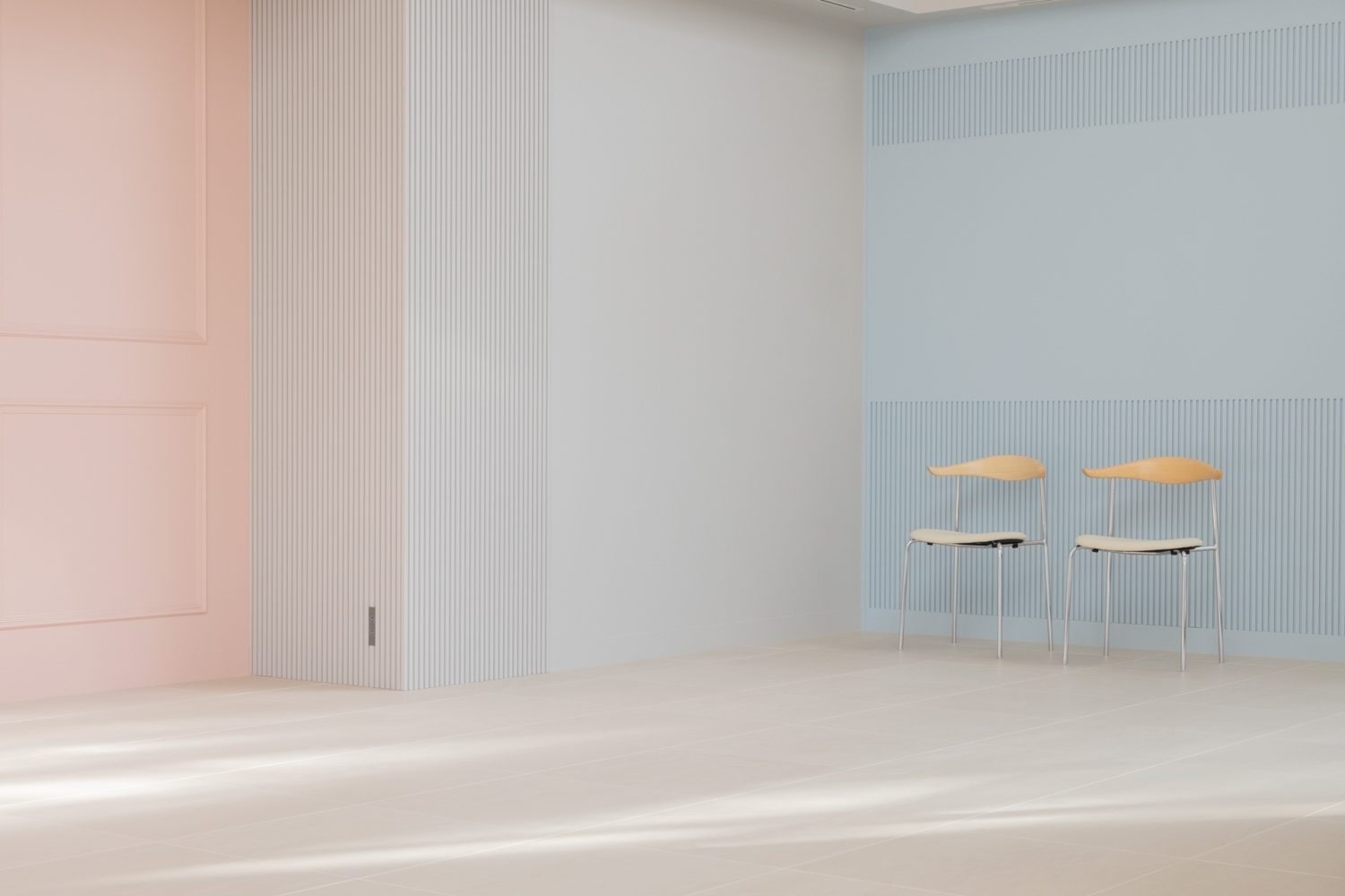 背景になるピンクとブルーのカラー壁