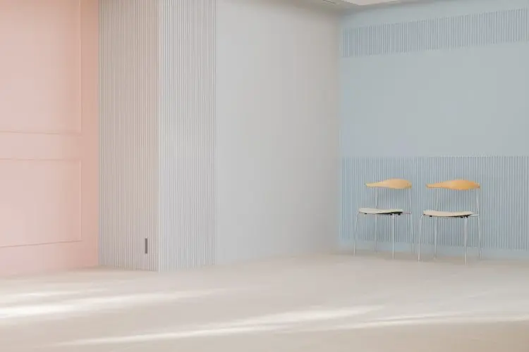 背景になるピンクとブルーのカラー壁