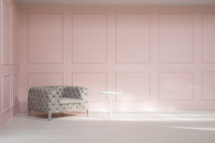 淡いピンクのモールディング壁の背景