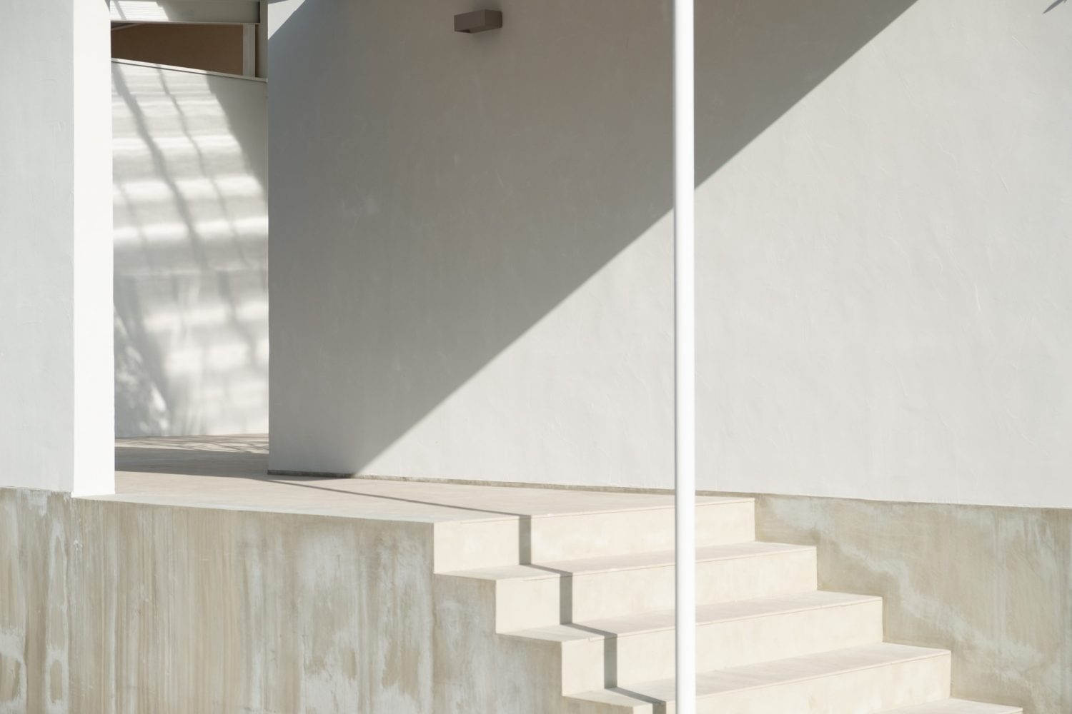 店舗の入り口のようにも撮れる外階段