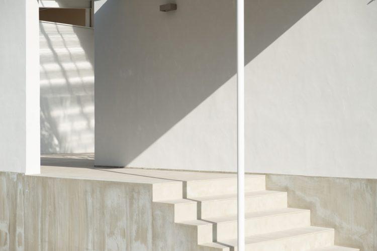 店舗の入り口のようにも撮れる外階段