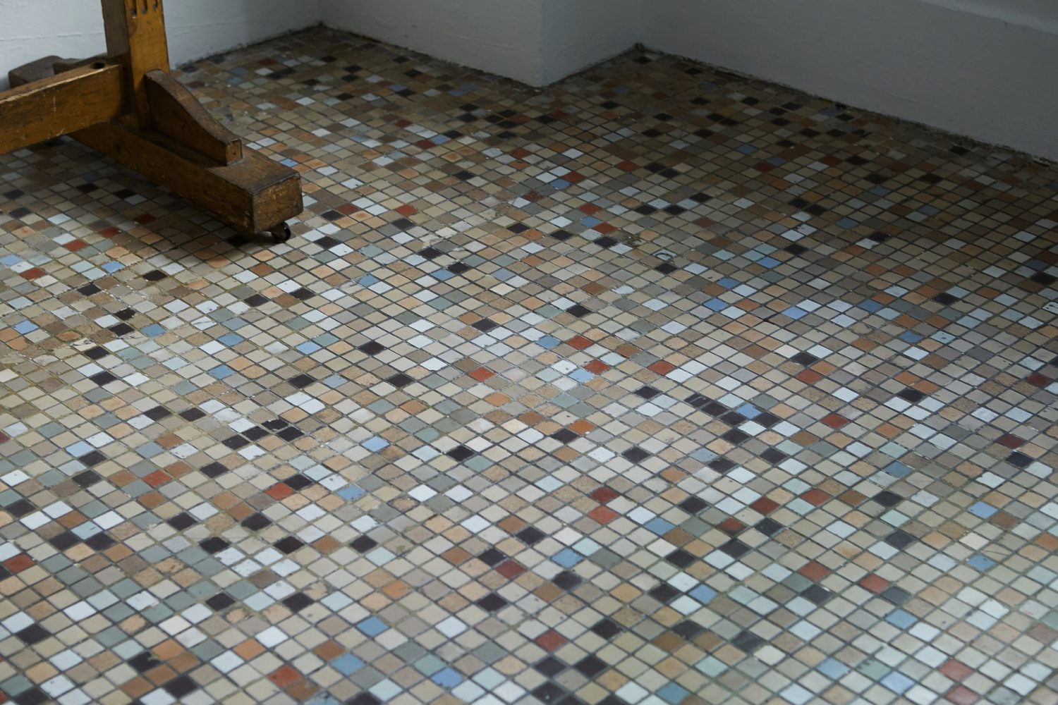 207号室 昭和初期のタイルの床