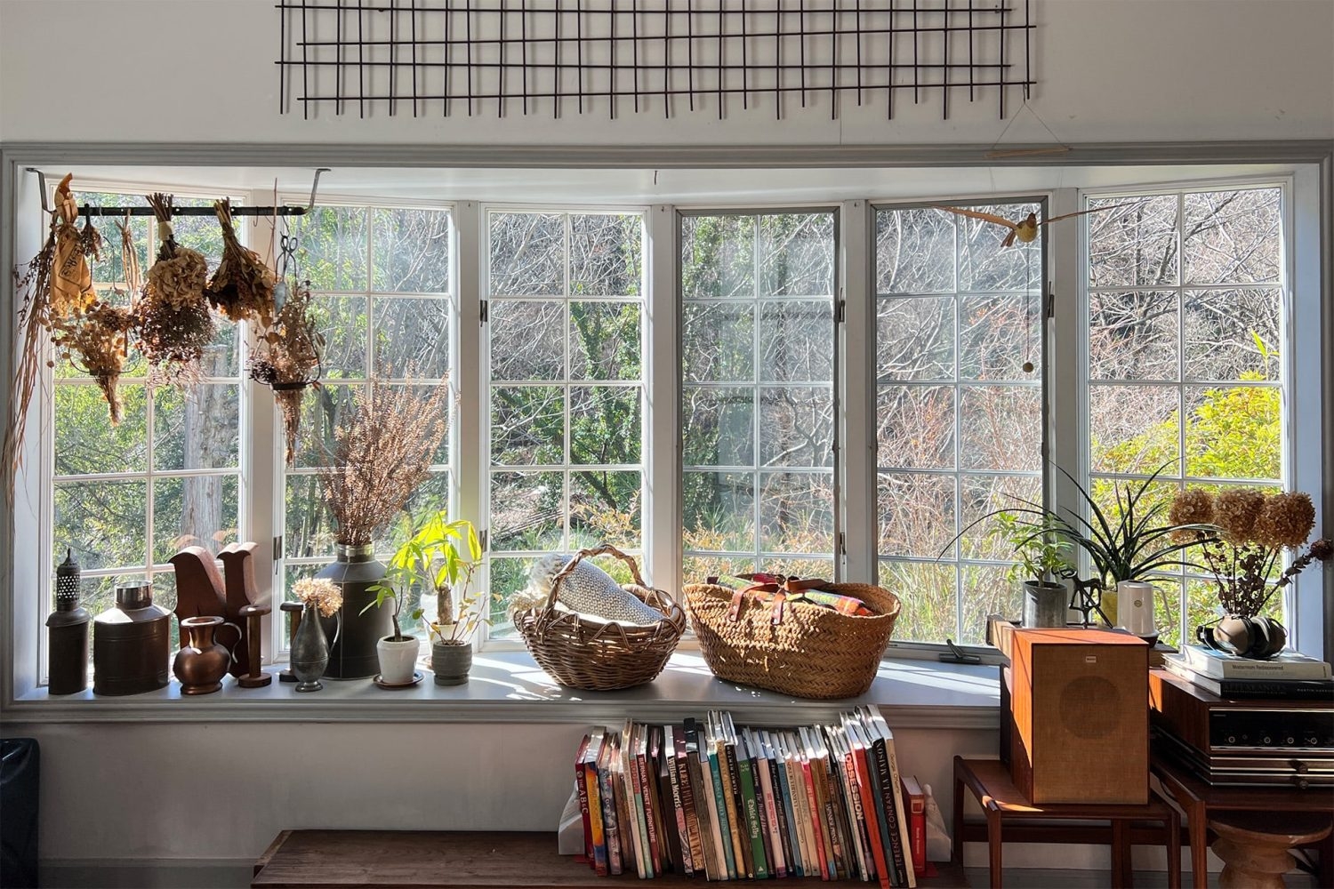 出窓に小物を配置して背景演出も