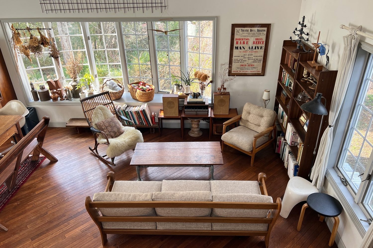 リビングを階段から俯瞰撮影可能