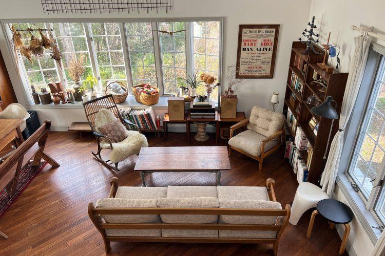 リビングを階段から俯瞰撮影可能