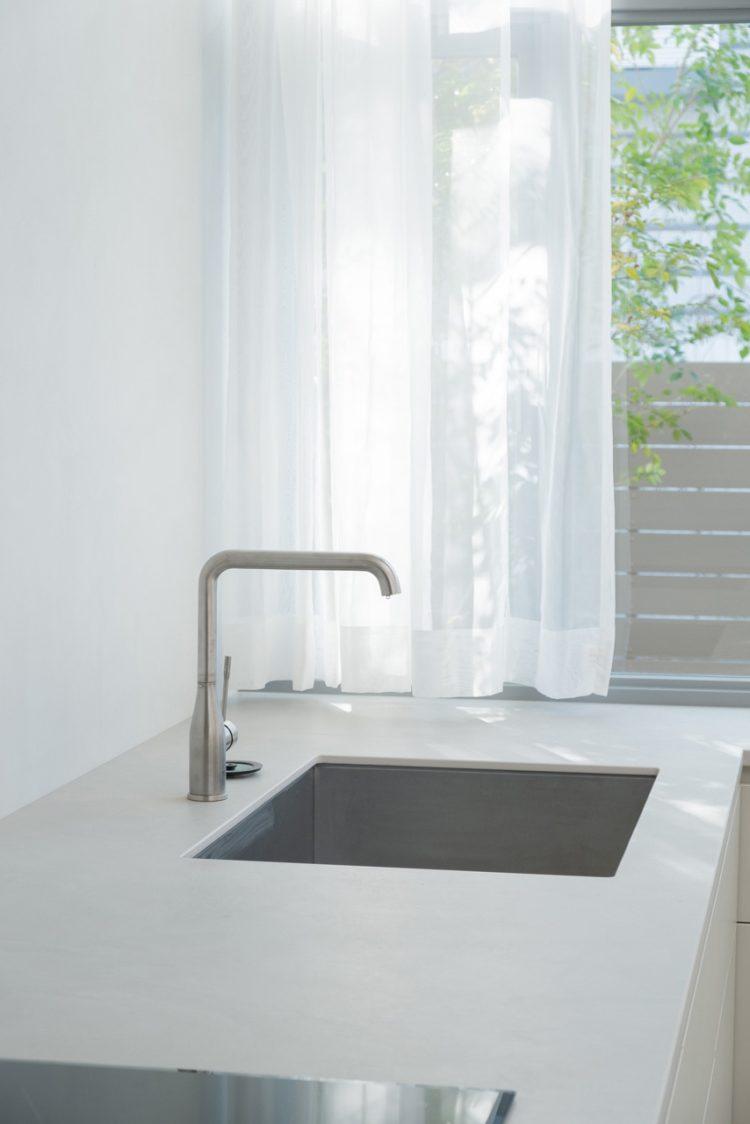 窓に抜けるキッチンカウンター