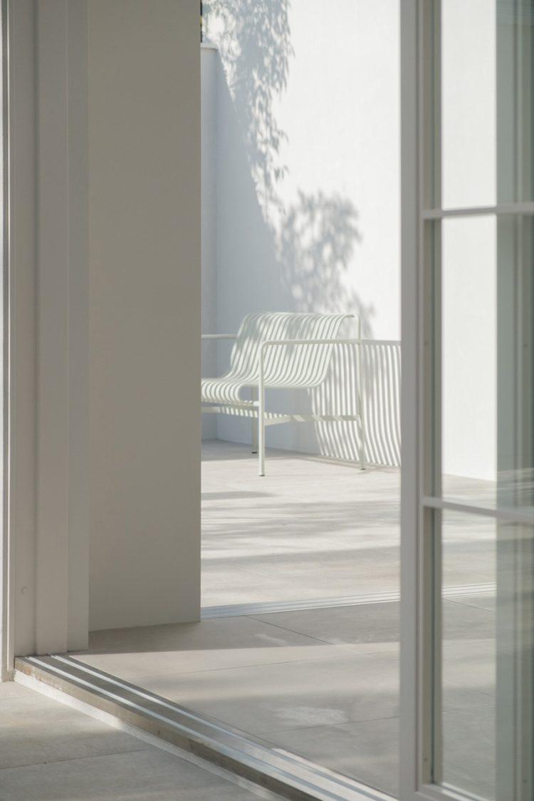 ガラス窓越しのテラス