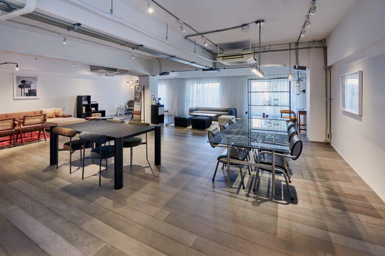 大きな窓が3つあります