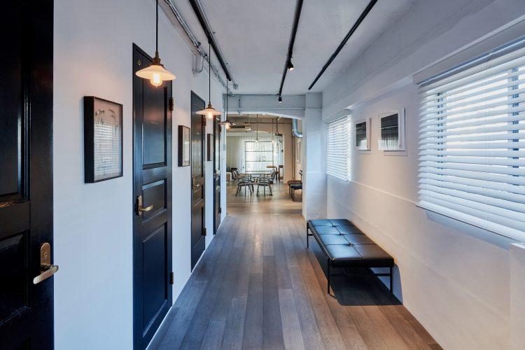 お手洗い、小型洗面台、フィッティングルームを完備