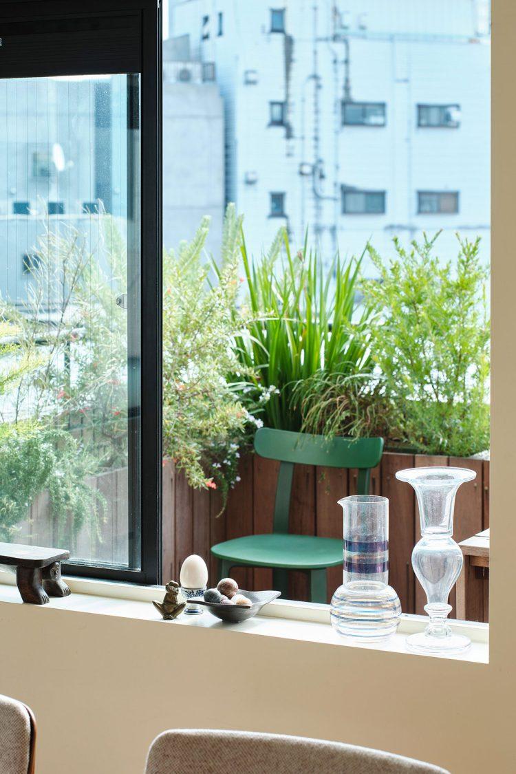 窓越しのバルコニー植栽