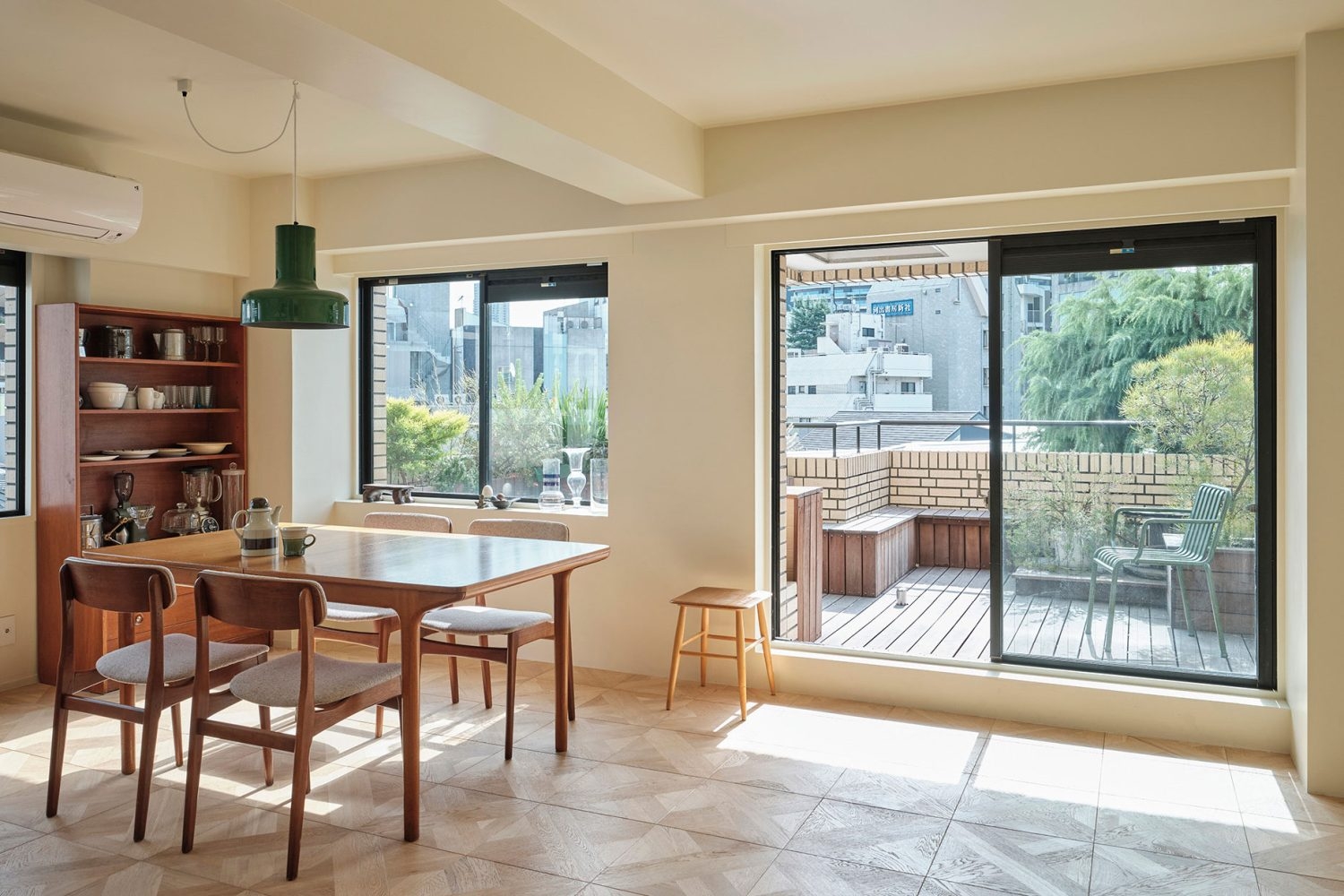 部屋越しから見るバルコニー