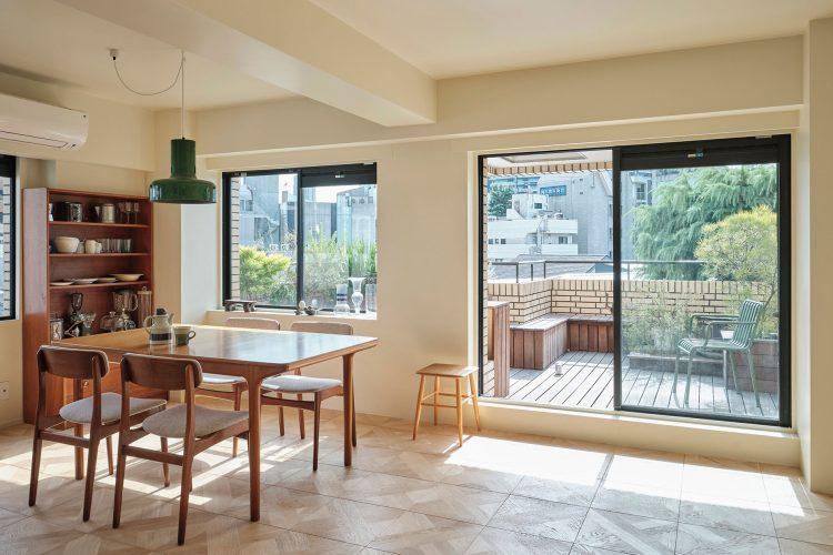 部屋越しから見るバルコニー