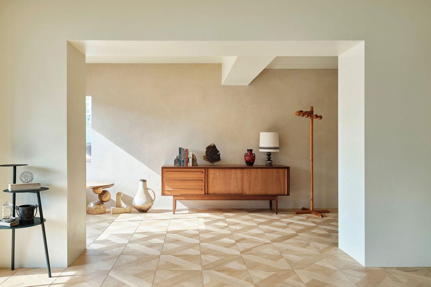 奥行き感を生むアーチフレーム