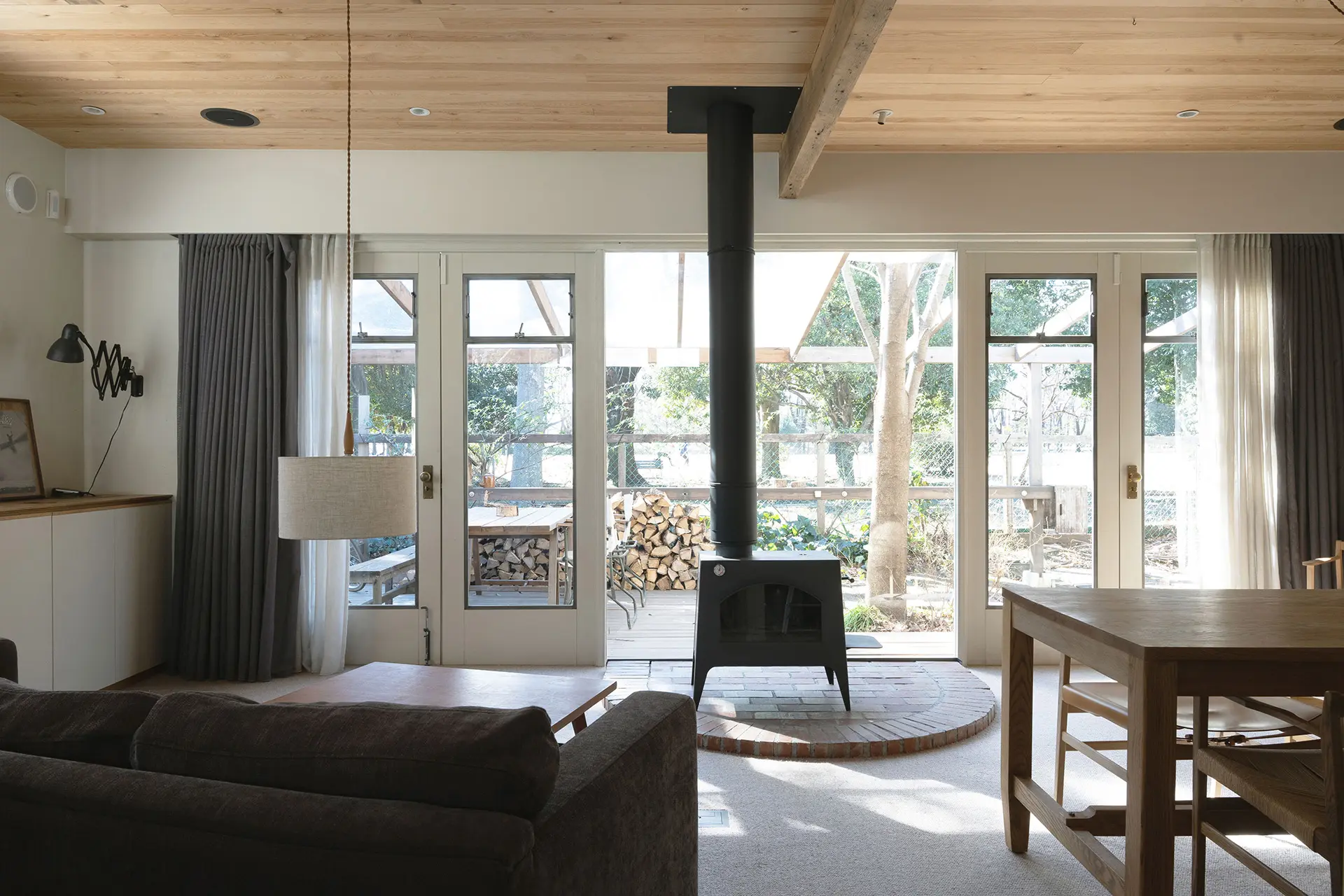 公園の抜けが見える大開口リビング