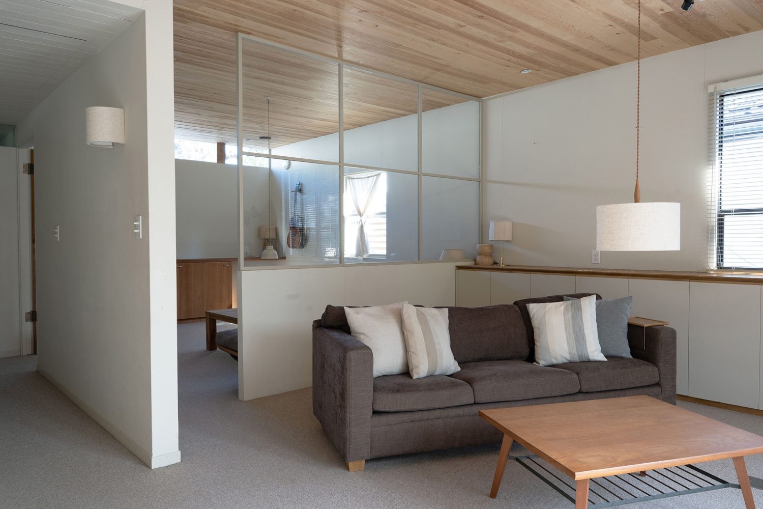 ソファのあるリビングルーム