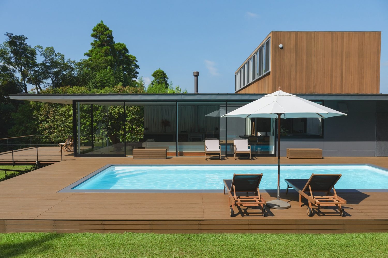 川沿いの広大な敷地とプール