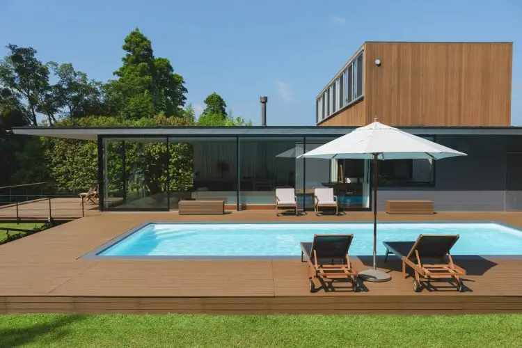 川沿いの広大な敷地とプール