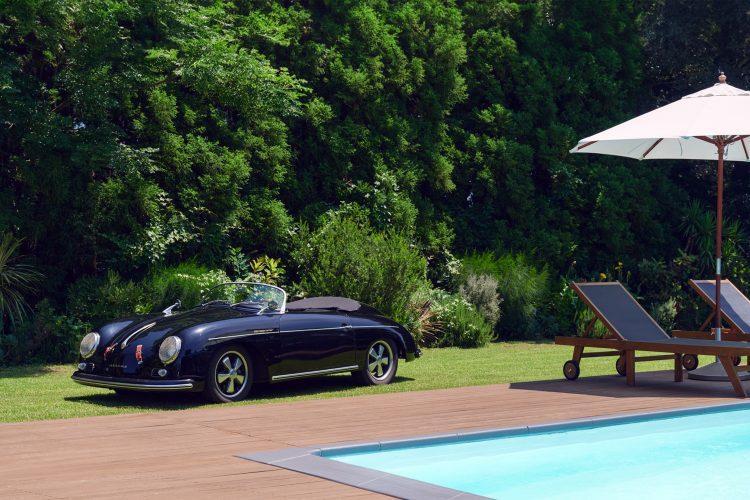 クラシックカーとプール