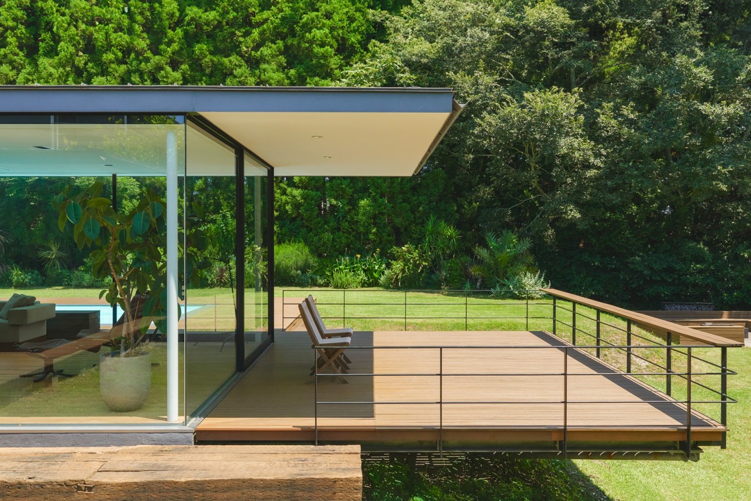 川を望むウッドデッキテラス