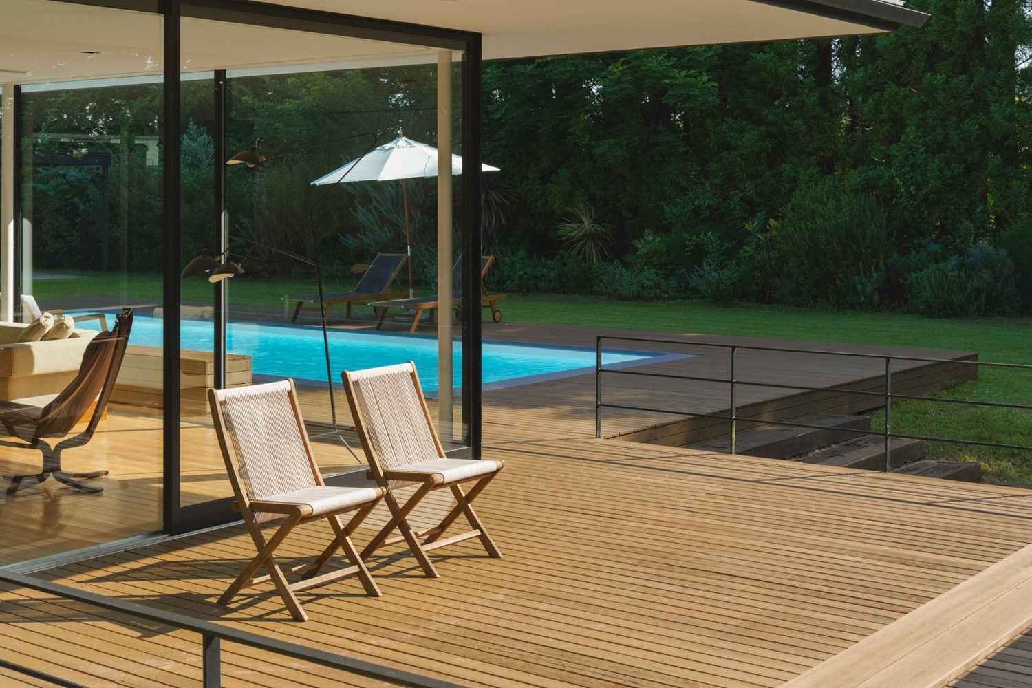 リビングと繋がるウッドデッキテラス