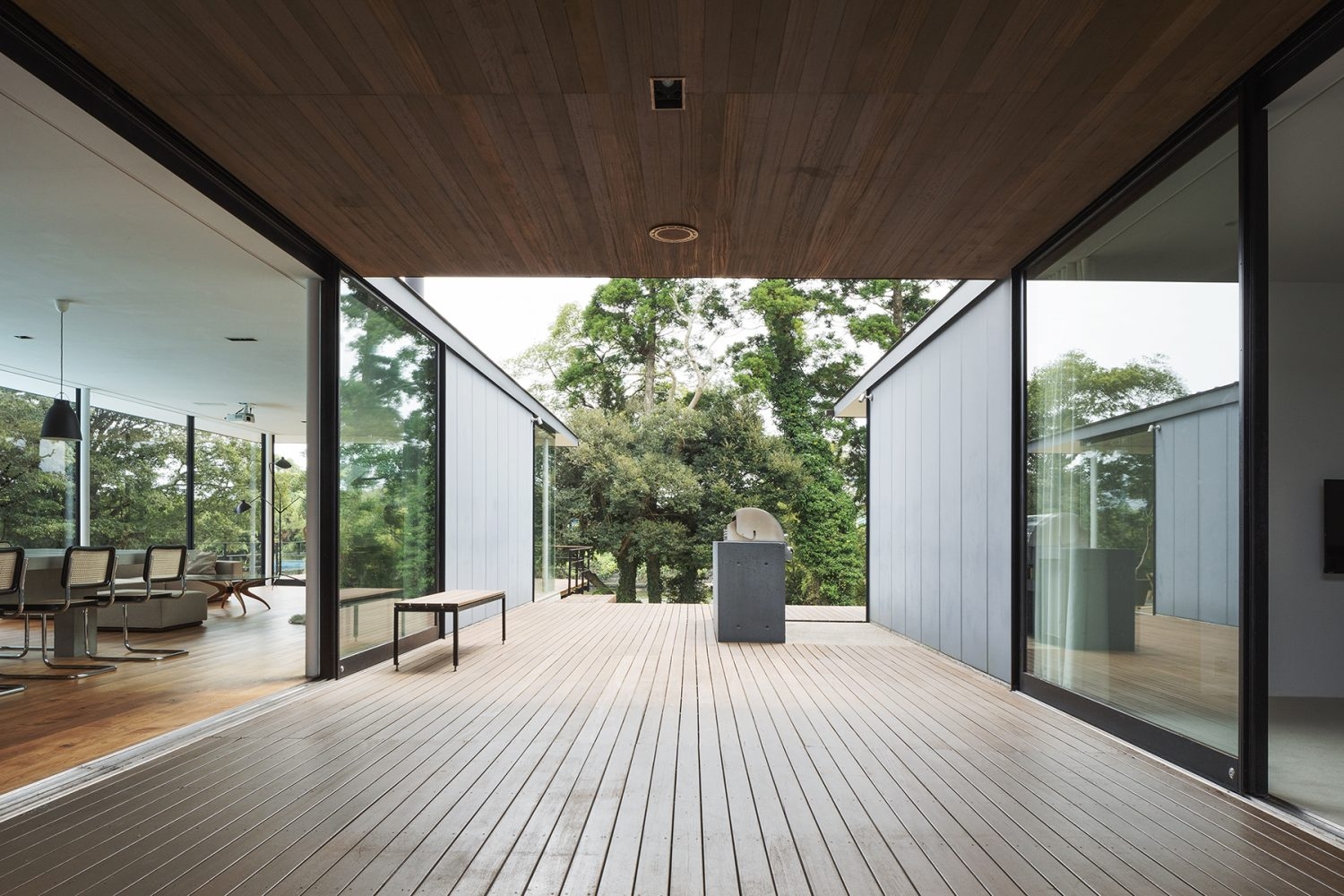 部屋と部屋を繋ぐウッドデッキも開放的に