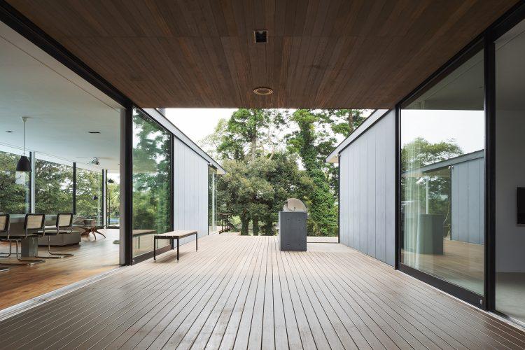部屋と部屋を繋ぐウッドデッキも開放的に