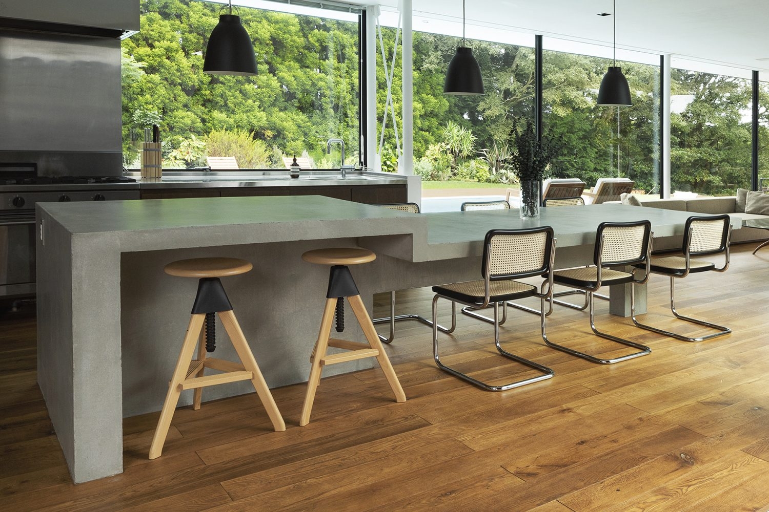 ガラス窓に囲まれた明るいダイニングキッチン