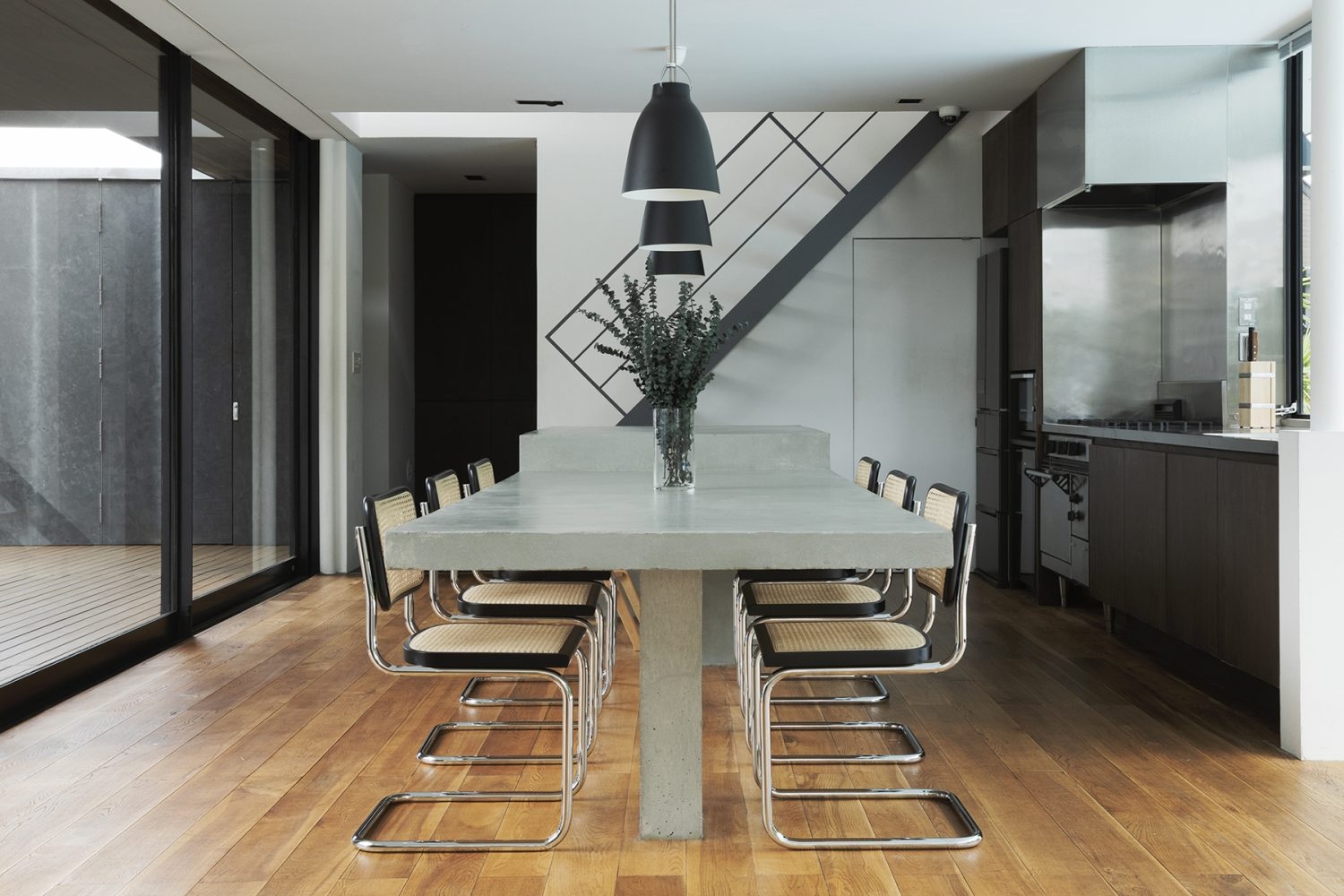 黒が印象的な統一感あるダイニング