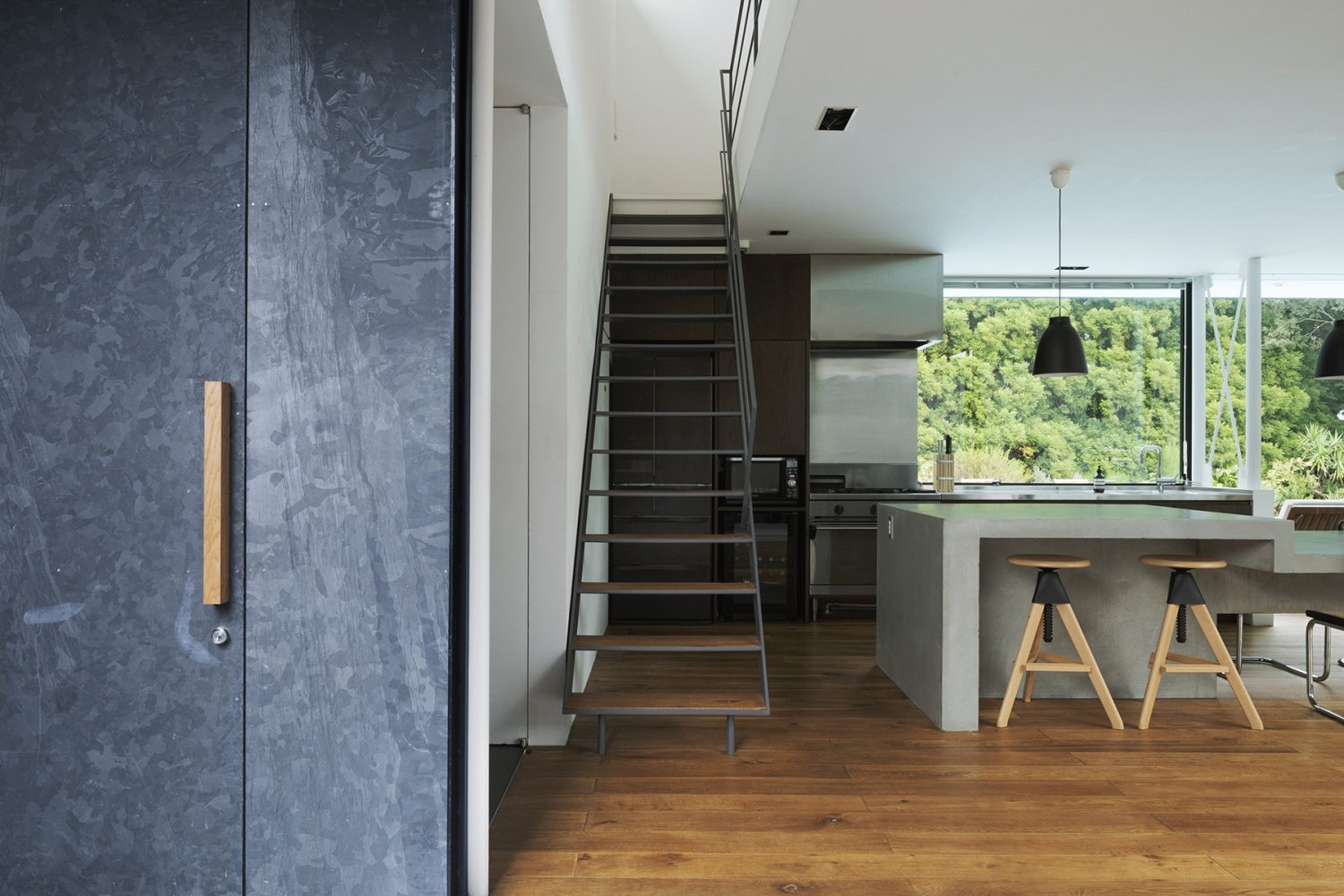 2階への階段もシンプル