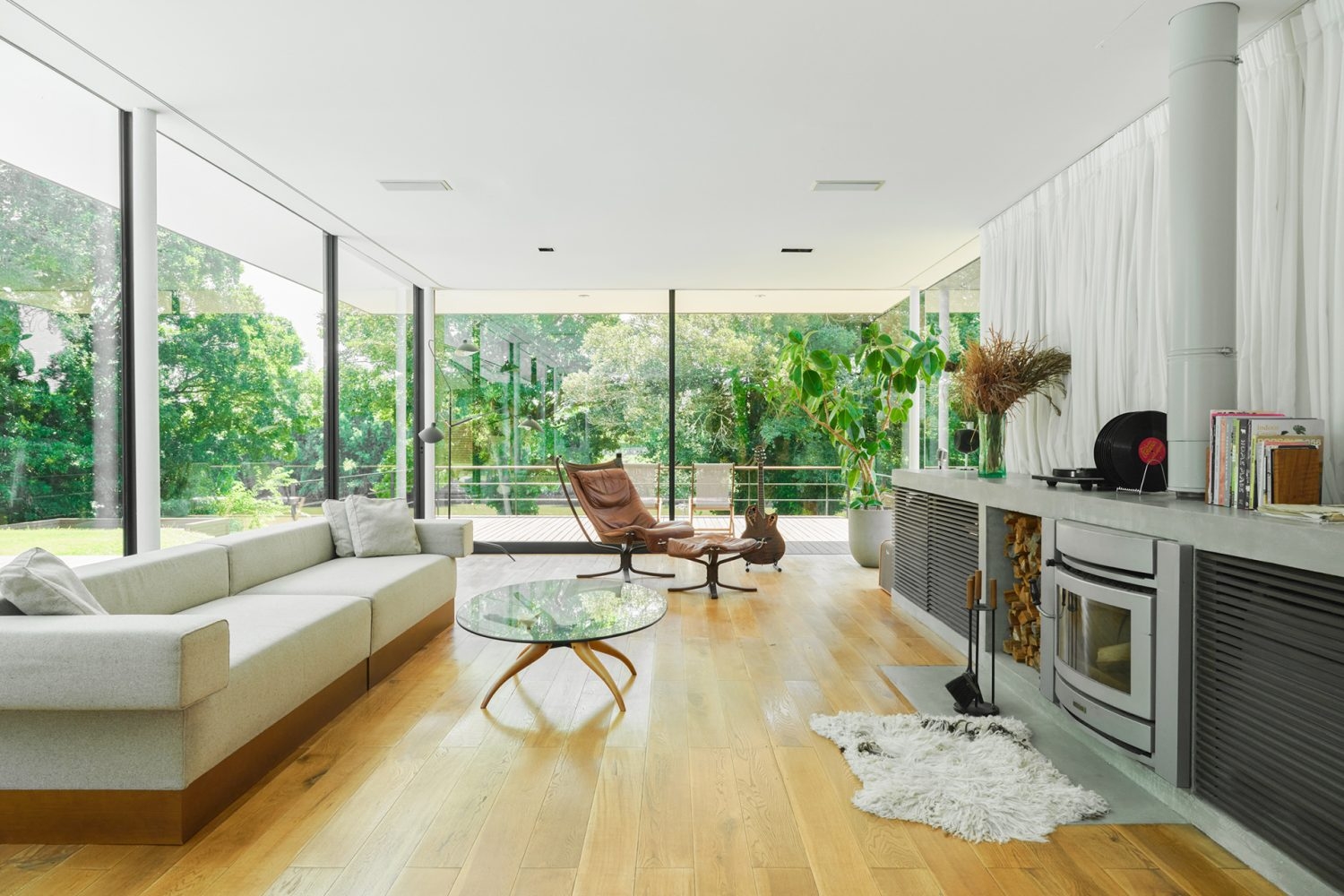 ガラス窓に囲まれた開放的なメインルーム