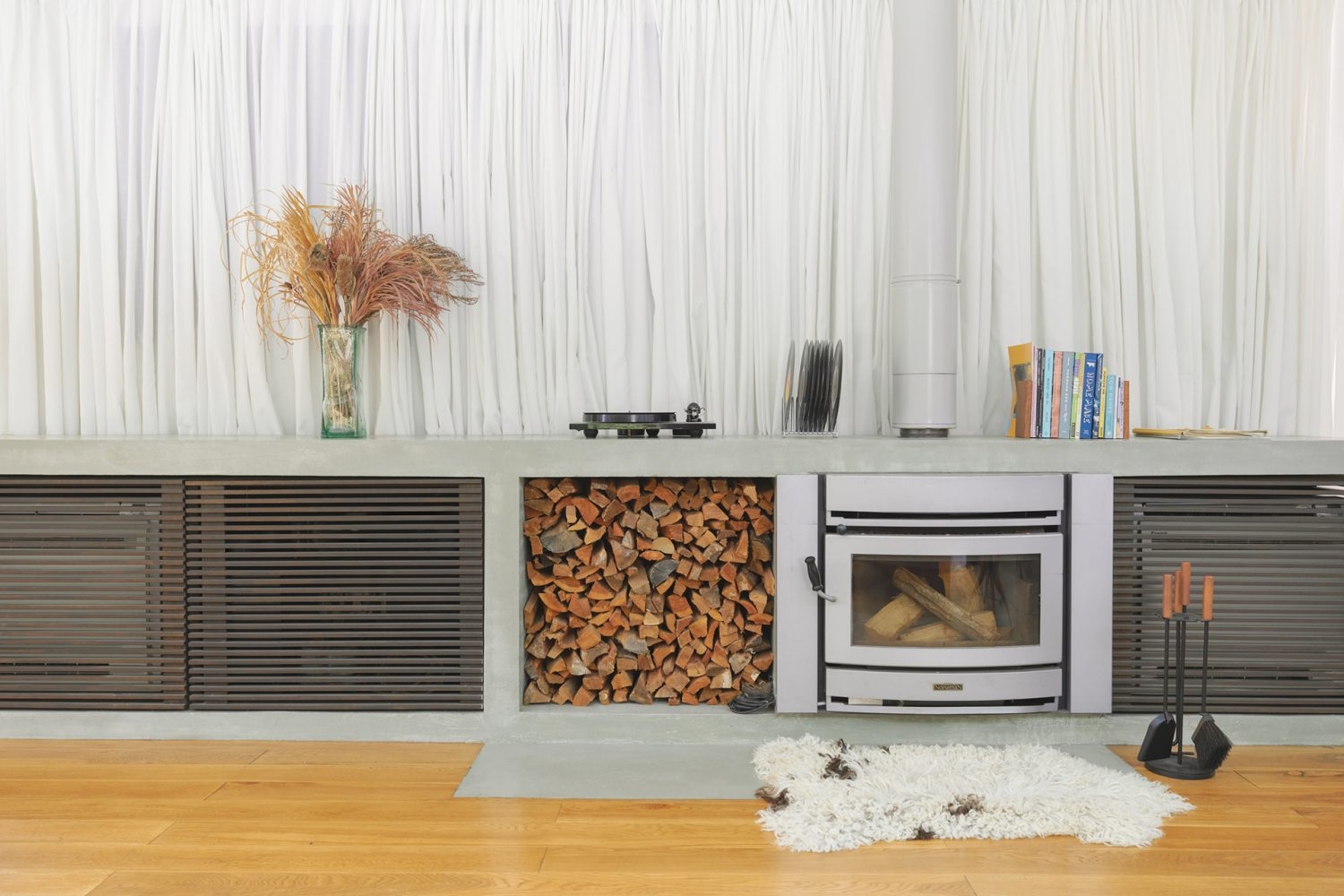 室内に馴染むスマートな暖炉