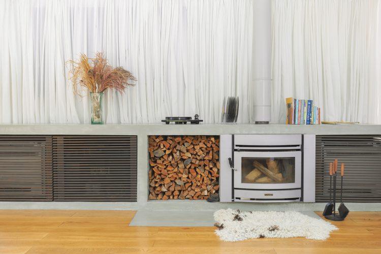 室内に馴染むスマートな暖炉