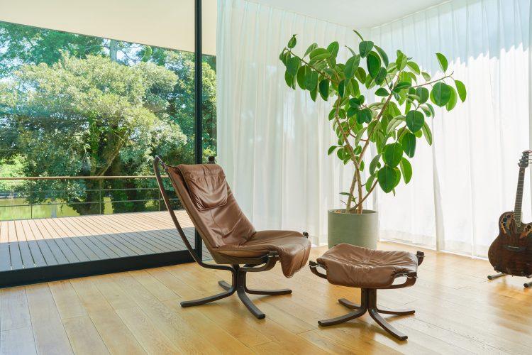 L字窓とリラックスチェア