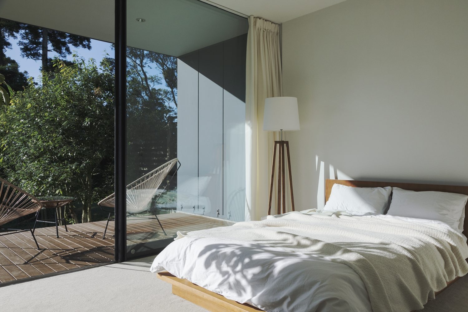 テラスと繋がるベッドルーム