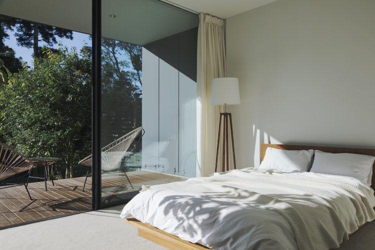 テラスと繋がるベッドルーム