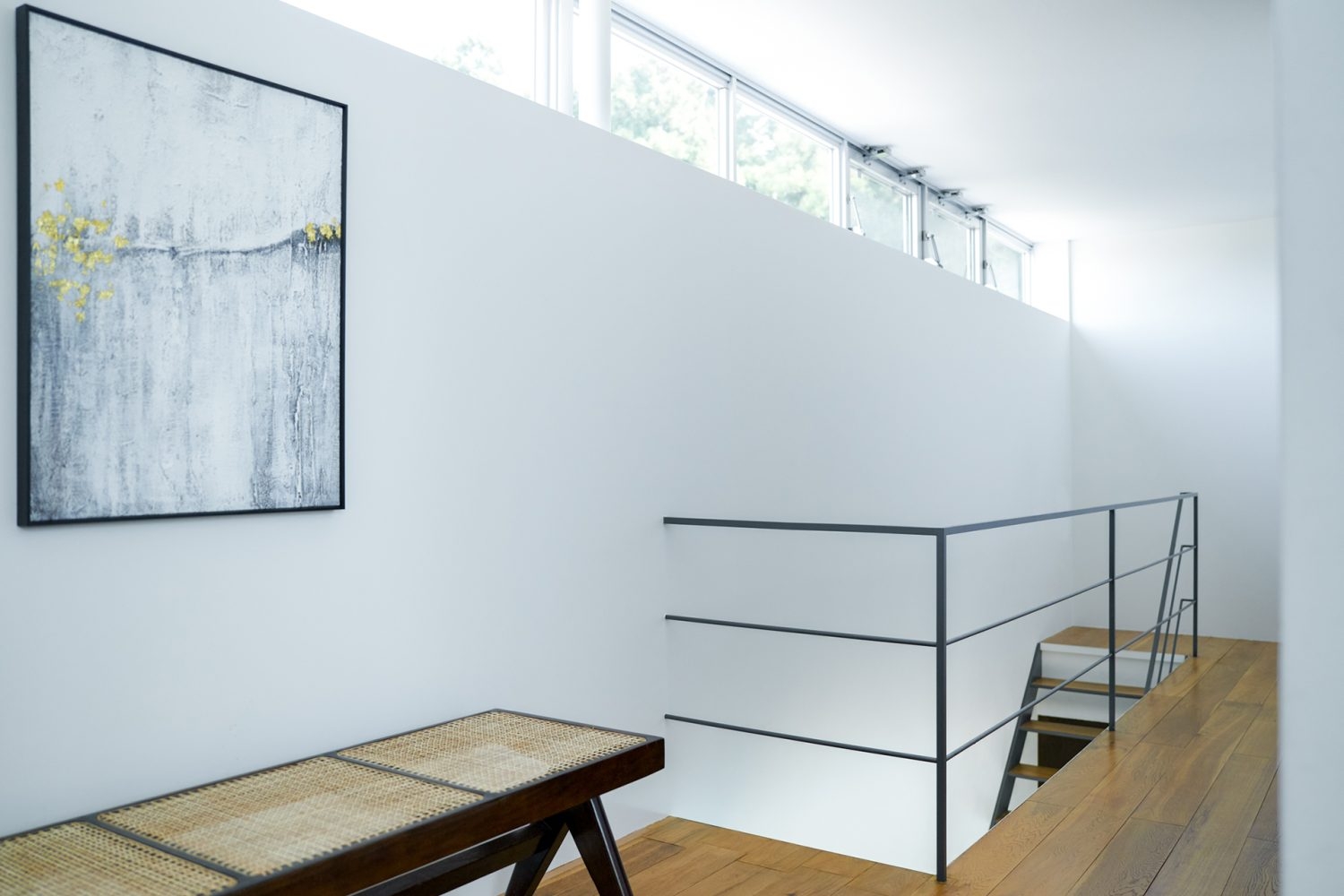 2階廊下には絵画とデザイナー家具