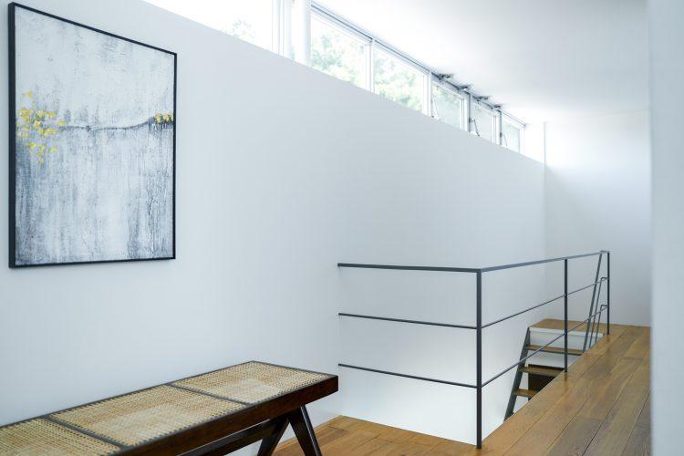 2階廊下には絵画とデザイナー家具