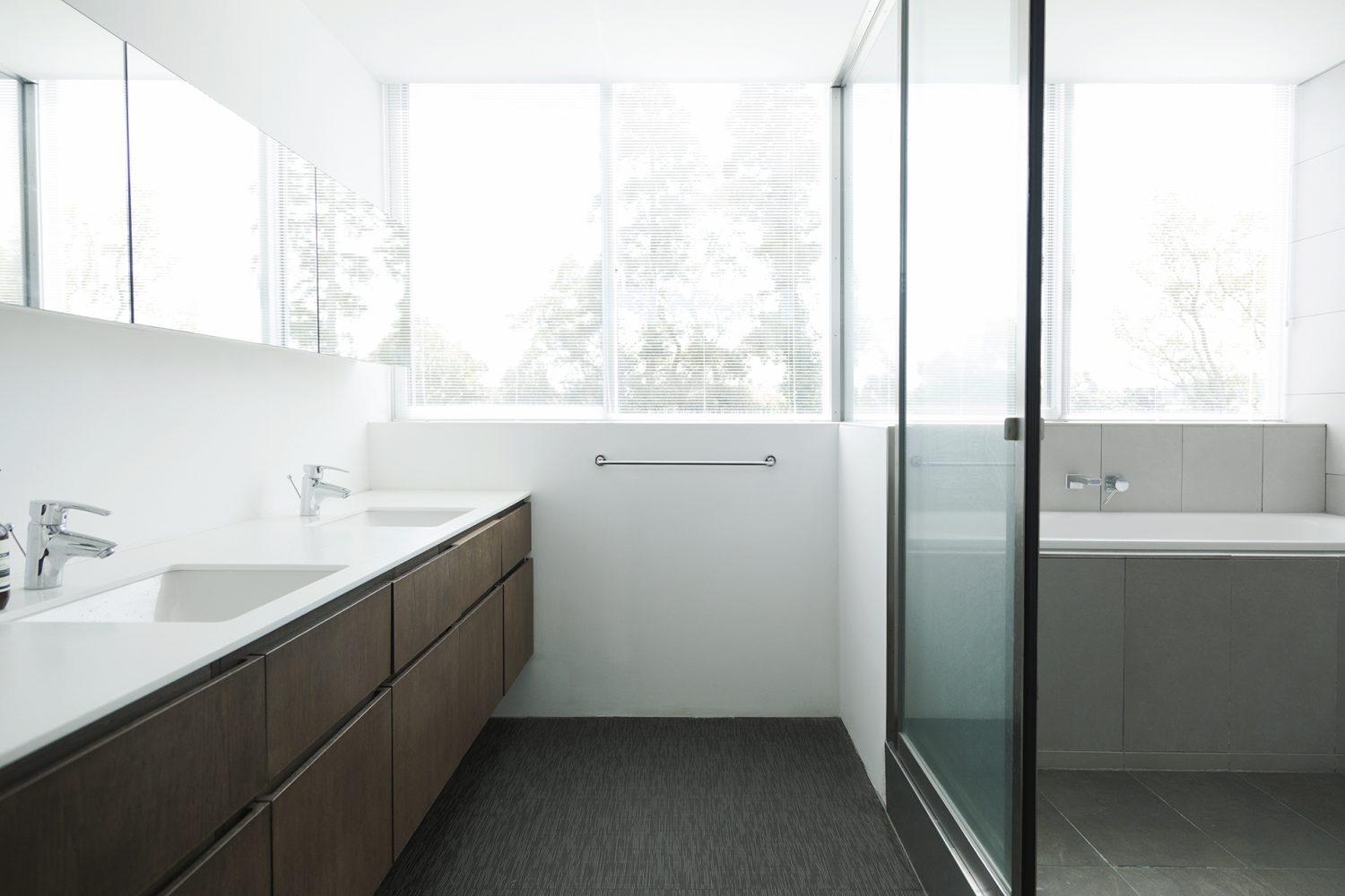 洗面台が並ぶゆったりとした水回り