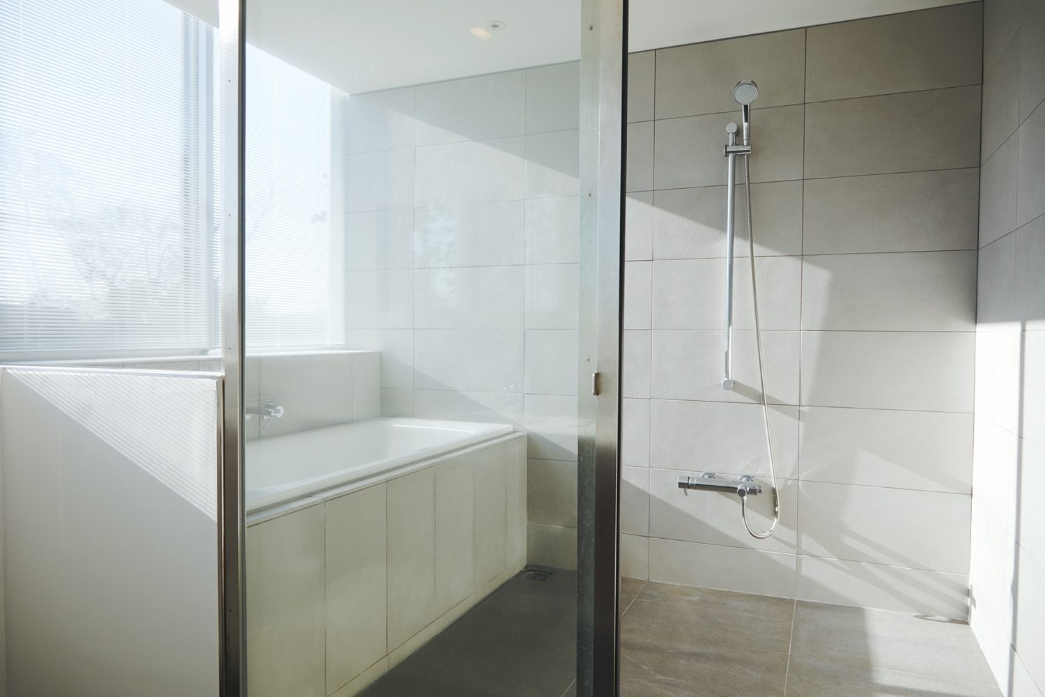 タイルで統一されたバスルーム