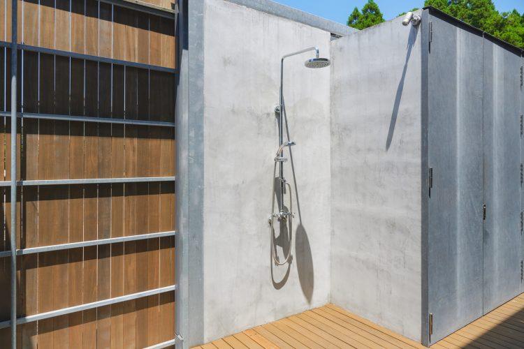 テラスにあるシャワーコーナー