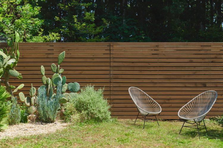 敷地内には多様な植物も