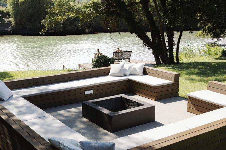 川を望めるファイヤーピット