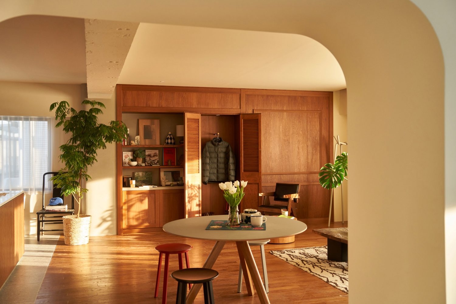 開口の奥にはあたたかみを感じる空間が