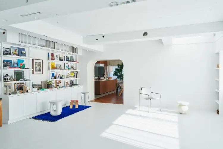 壁付けの棚には国内外から集めている写真集や小物が