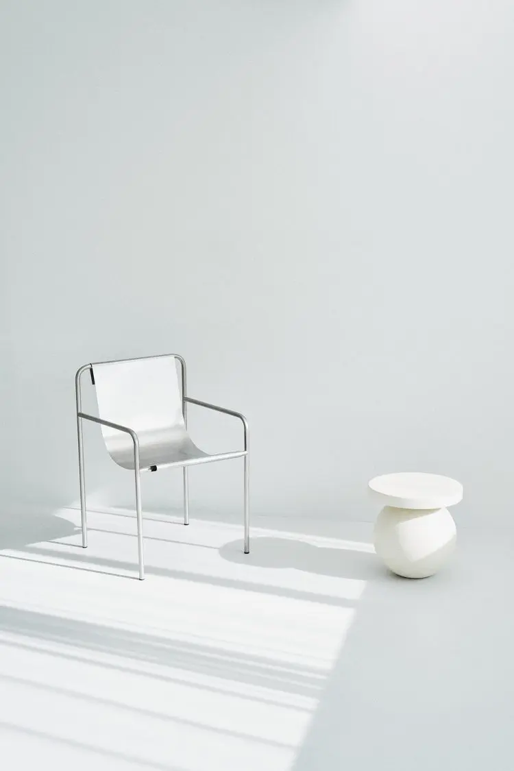 白い壁と床に差し込む自然光