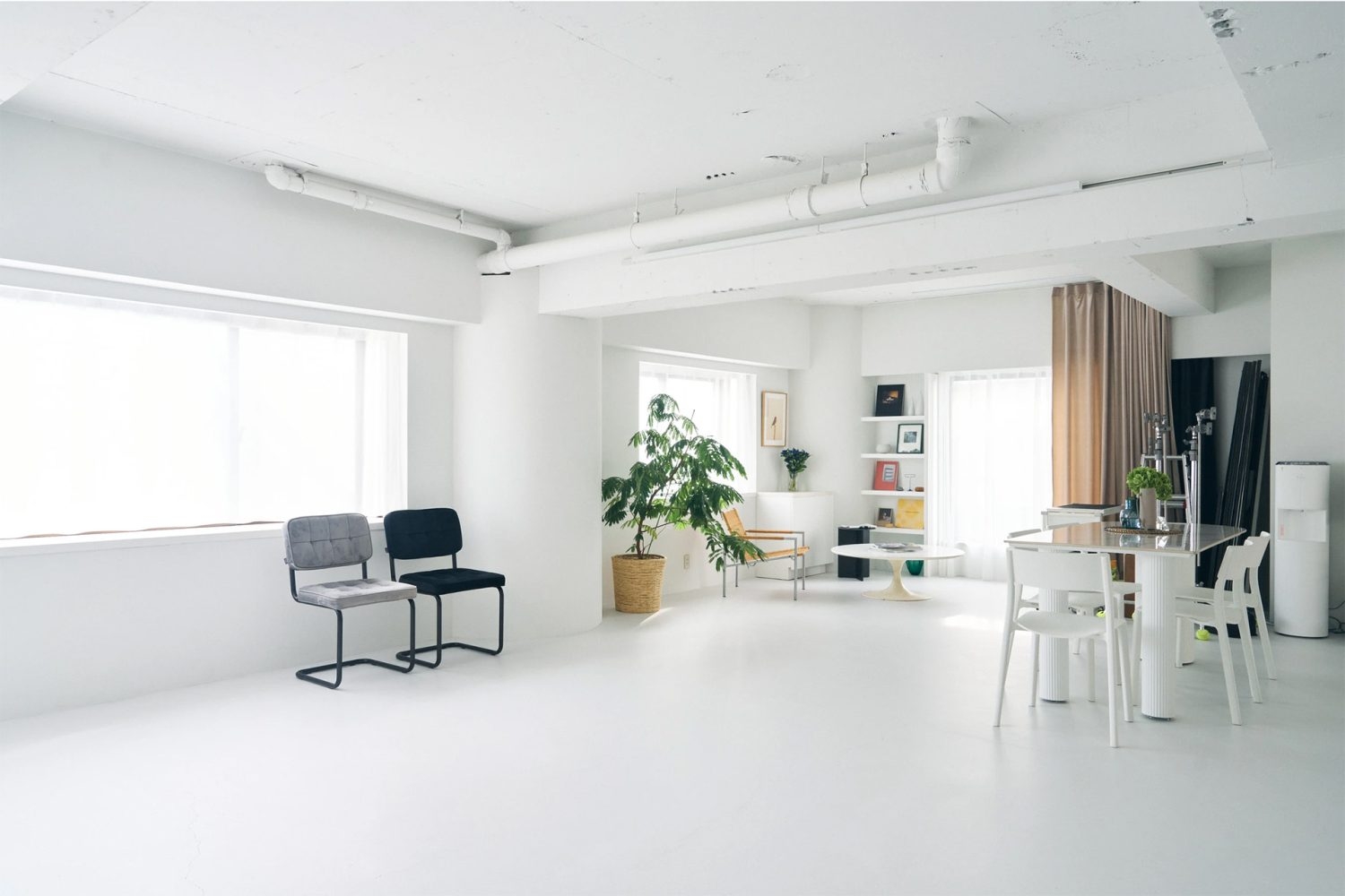 各所に窓のある明るい空間