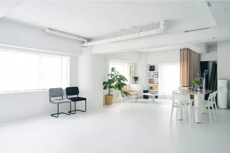 各所に窓のある明るい空間